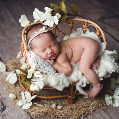 naked newborn photography in rustic setup