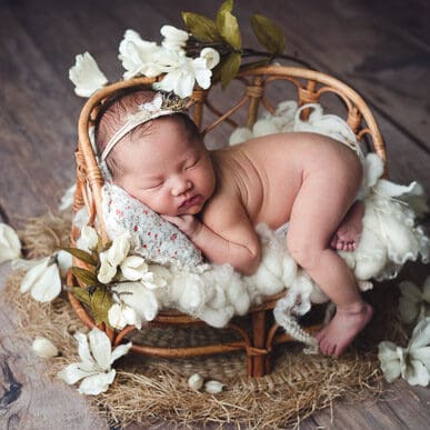 Naked newborn photography in rustic setup