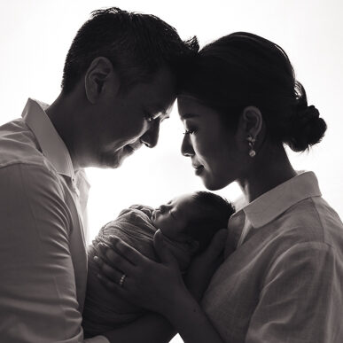 newborn photography parents and newborn silhouette
